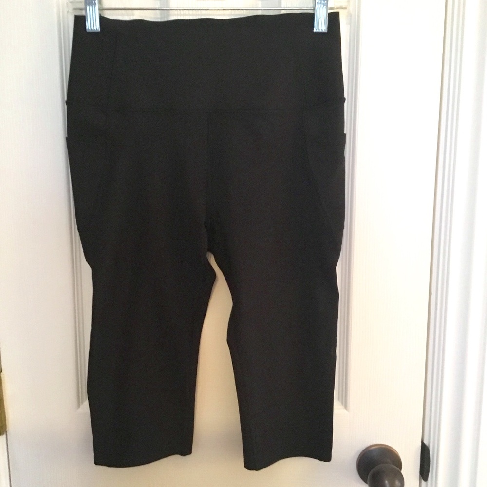 GapFit Sculpt Compression Capris - Black